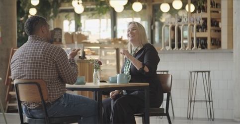 凱茜·瑪格與手語教學者交流。帕特里克·謝德-西蒙茲攝