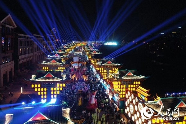 廣西南寧市良慶區(qū)的“南寧之夜”街區(qū)燈火璀璨。人民網(wǎng) 王勇攝
