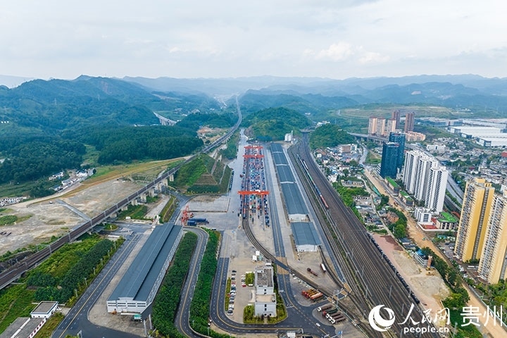 航拍貴陽國際陸港。人民網(wǎng)記者 涂敏攝