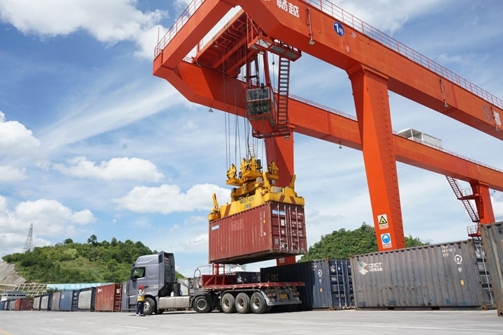 在貴陽國際陸港，正在作業(yè)的龍門吊。貴陽綜保區(qū)供圖
