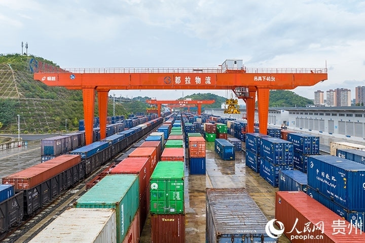 裝滿貨物的集裝箱整齊排列在貴陽國際陸港。人民網(wǎng)記者 涂敏攝