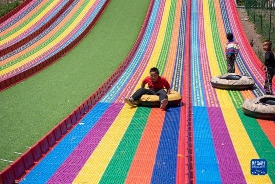 8月12日，小朋友在寧夏固原市涇源縣大灣鄉(xiāng)楊嶺村玩耍。新華社記者 李旭倫 攝