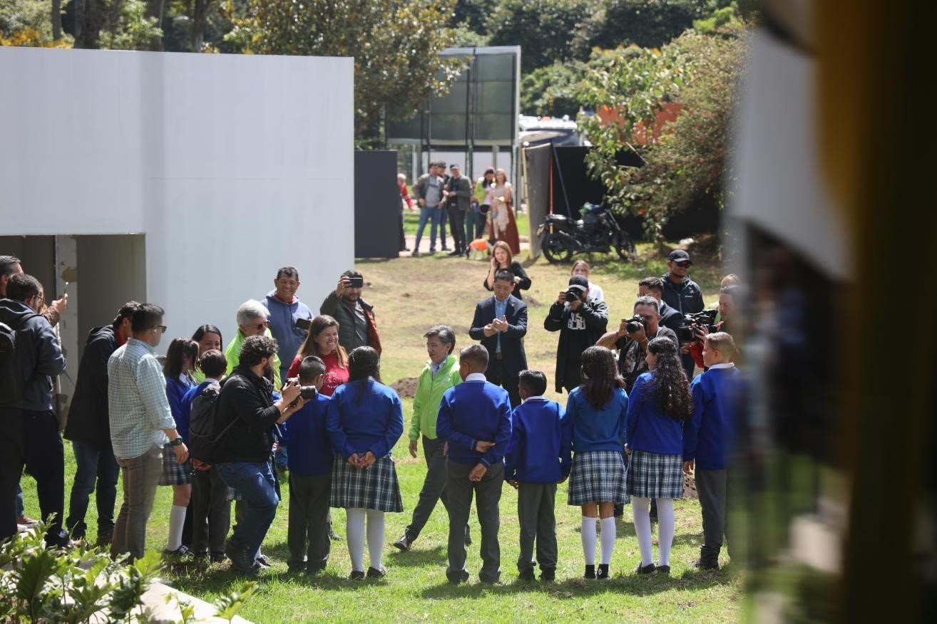 波哥大市長克勞迪婭·洛佩茲與參加活動的學生代表交流。中國港灣波哥大地鐵一號線項目供圖