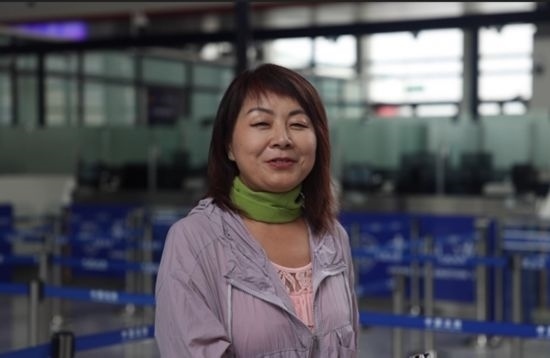 7月22日，曾經(jīng)在老撾瑯勃拉邦工作過3年的加拿大華僑孫月玲乘坐中老鐵路國(guó)際旅客列車從中國(guó)出境。衛(wèi)海林 攝