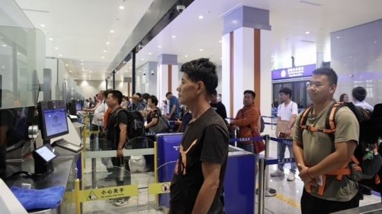 6月13日，乘坐中老鐵路國際旅客列車的旅客在磨憨邊檢大廳排隊候檢。李揚 攝