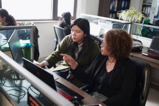 梅德哈妮（右）與中國同事討論設(shè)計(jì)方案。受訪對(duì)象供圖