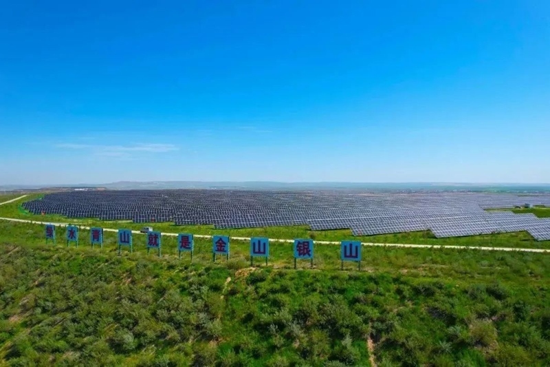 勝利能源露天礦排土場15.3萬千瓦光伏電站并網(wǎng)發(fā)電。受訪者供圖