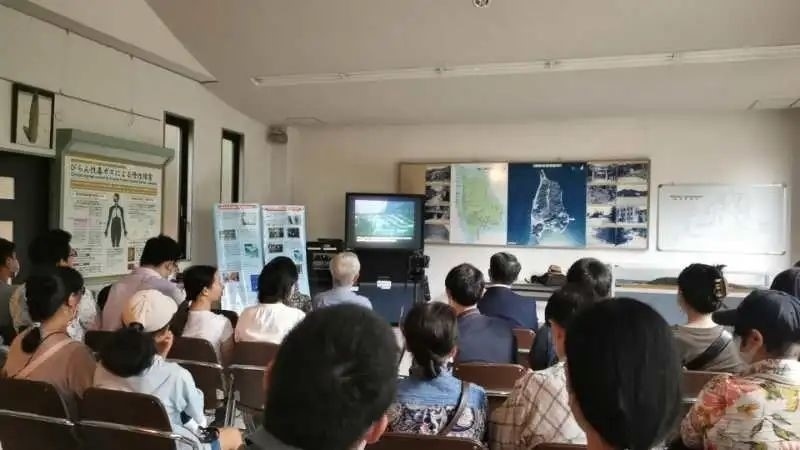 觀看日軍發(fā)動毒氣戰(zhàn)的影像資料。中國駐大阪總領(lǐng)事館供圖