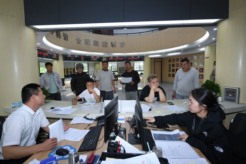 浙江省安吉縣社會(huì)治理中心工作人員在處理群眾信訪訴求（5月8日攝）。新華社記者 翁忻旸 攝