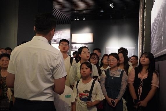 （講解員為記者團(tuán)同學(xué)們講述歷史。北京舞蹈學(xué)院 全峻汐攝