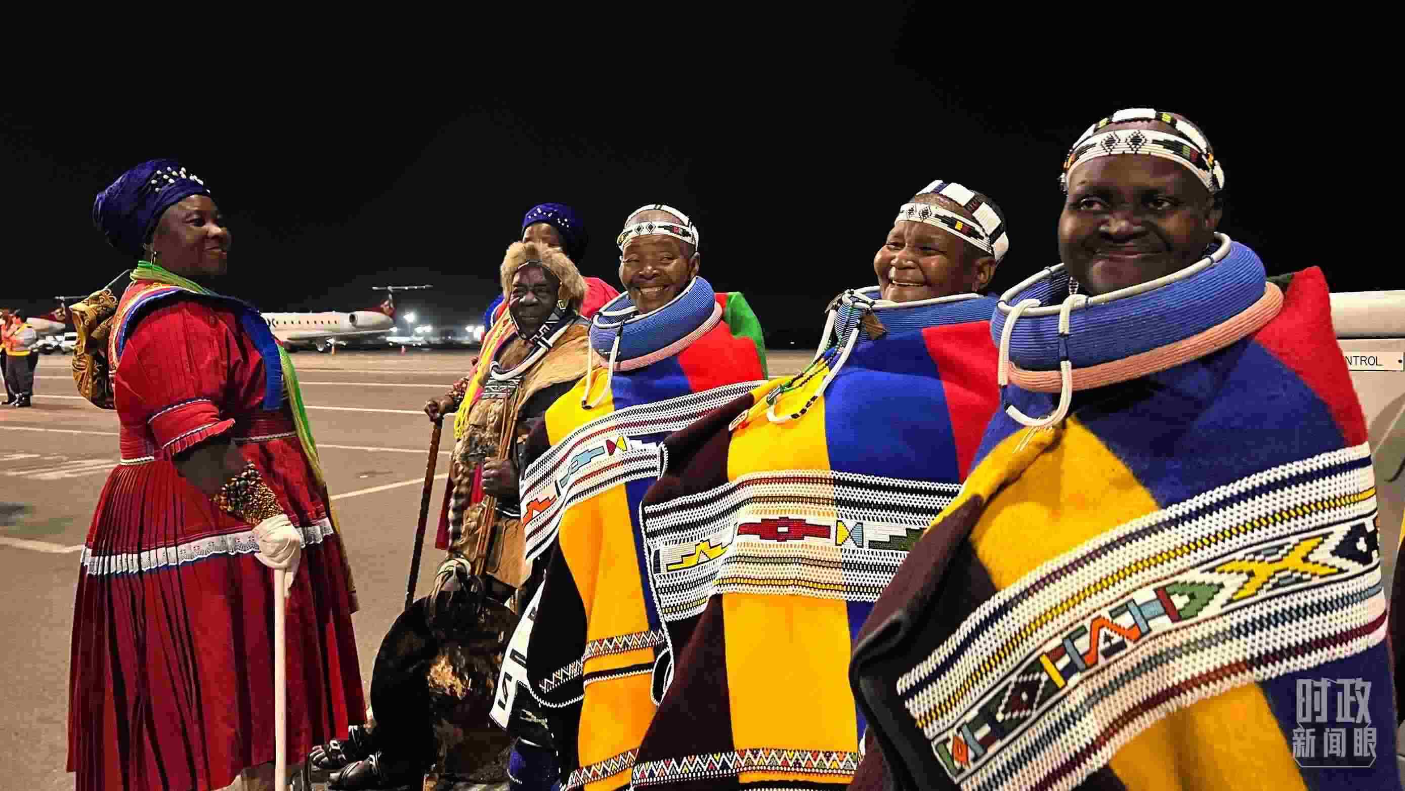 △身穿民族服裝的當(dāng)?shù)孛癖?。（總臺(tái)央視記者程鋮拍攝）