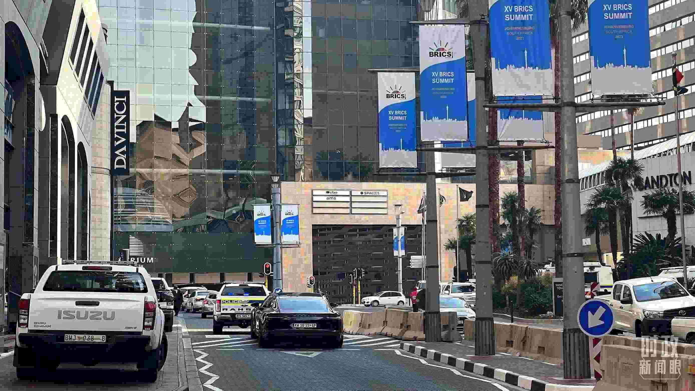 △約翰內(nèi)斯堡，街頭懸掛金磚峰會(huì)條幅。（總臺(tái)央視記者韓銳拍攝）