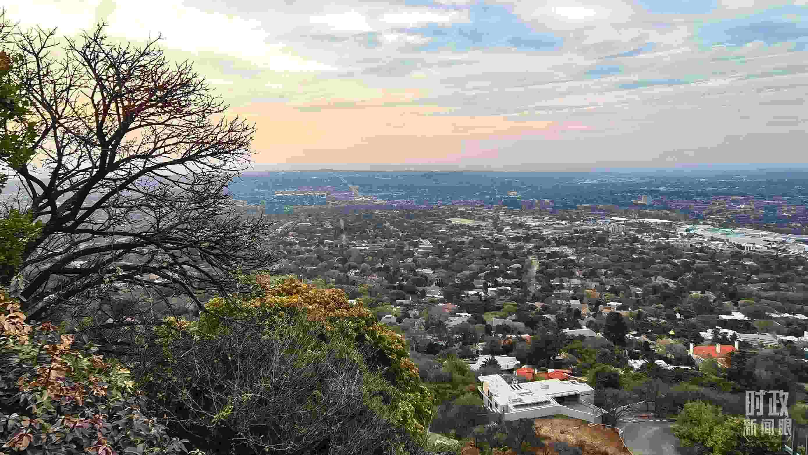 △ 俯瞰南非約翰內(nèi)斯堡。（總臺(tái)央視記者韓銳拍攝）