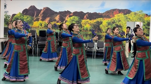 臨潢家園社區(qū)居民在烏蘭牧騎排練廳編排舞蹈。人民網記者 金洪花攝