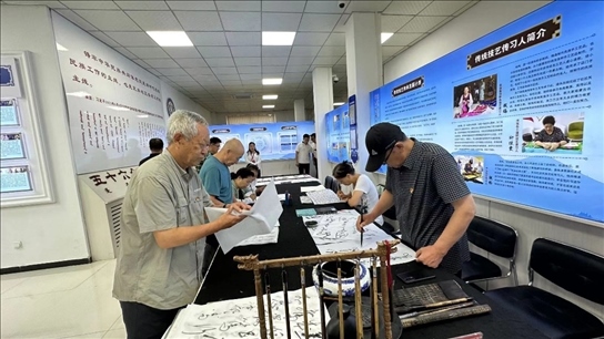 臨潢家園社區(qū)居民在書法練習室練習書法。人民網記者 金洪花攝