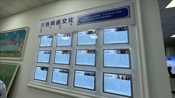 社區(qū)服務中心內民族風俗文化墻。人民網記者 金洪花攝
