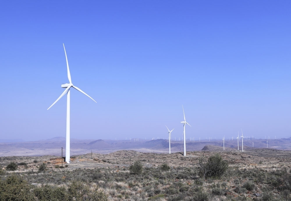 這是在南非北開普省德阿鎮(zhèn)拍攝的德阿風電項目風機（2023年8月10日攝）。由中國龍源電力集團南非公司運營的德阿風電項目每年發(fā)電量超過7.5億千瓦時，相當于節(jié)約20多萬噸標準煤，減排二氧化碳約70萬噸。