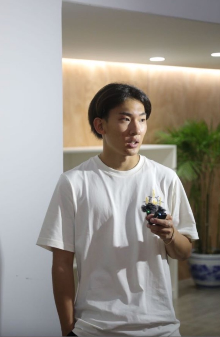 蘇翊鳴接受媒體采訪。