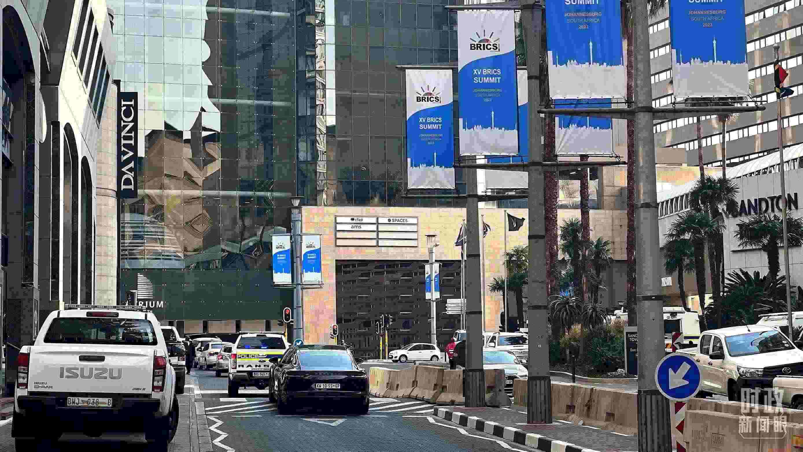 △約翰內(nèi)斯堡街頭的金磚元素。（總臺央視記者程鋮拍攝）