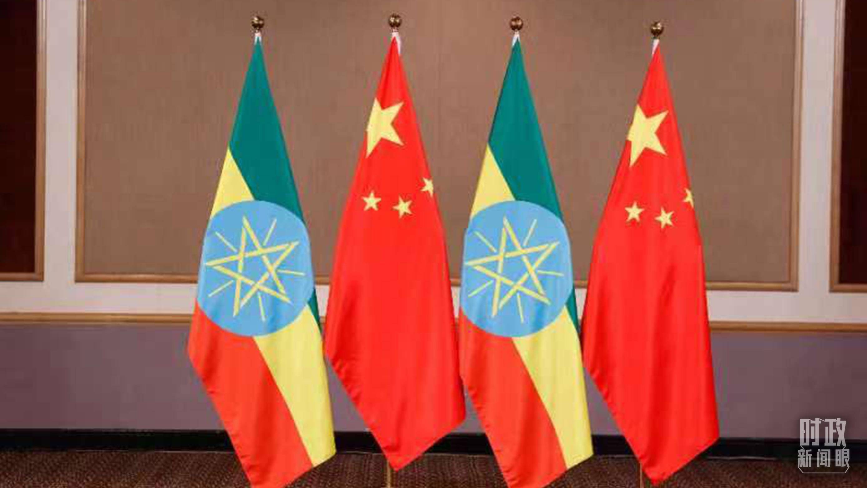 △會見現(xiàn)場的中國、埃塞兩國國旗。（總臺央視記者耿小龍拍攝）