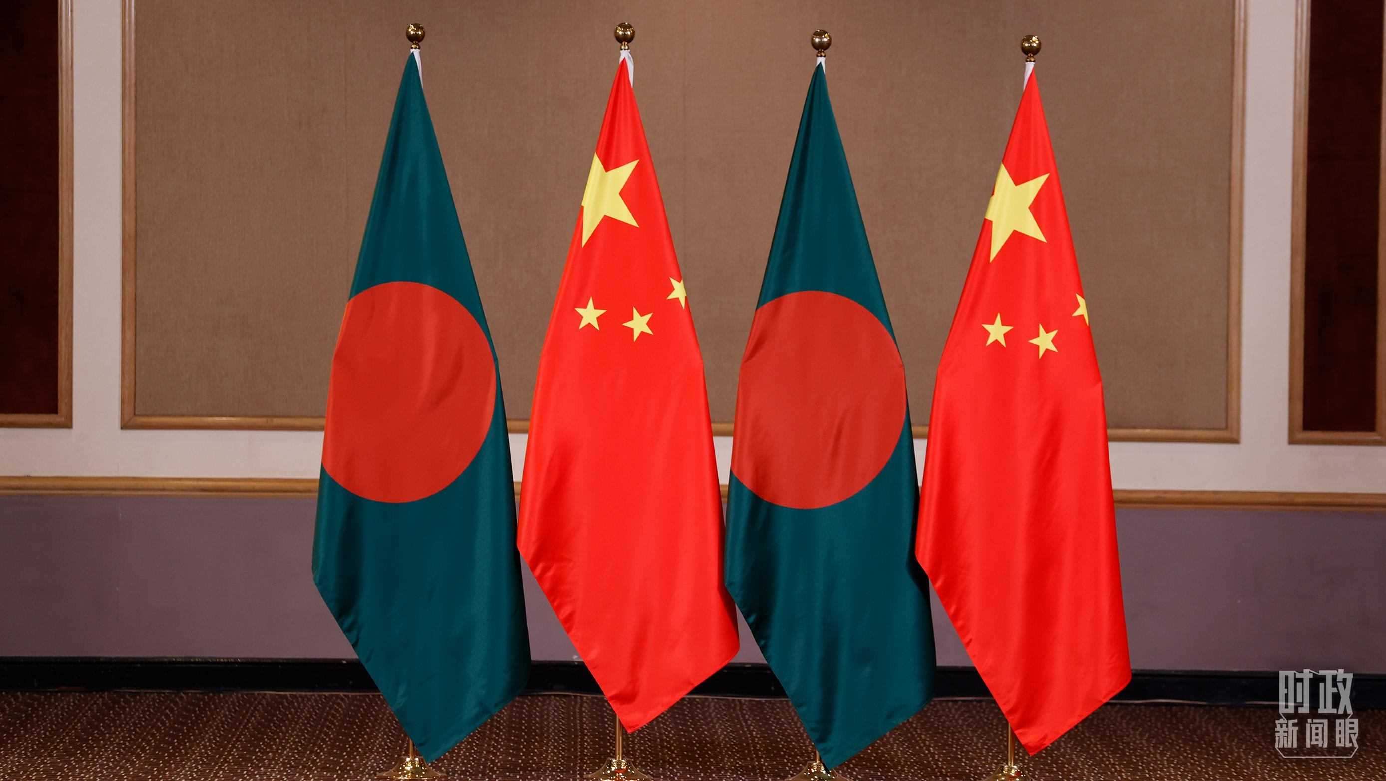 △會見現(xiàn)場的中孟兩國國旗。（總臺央視記者耿小龍拍攝）