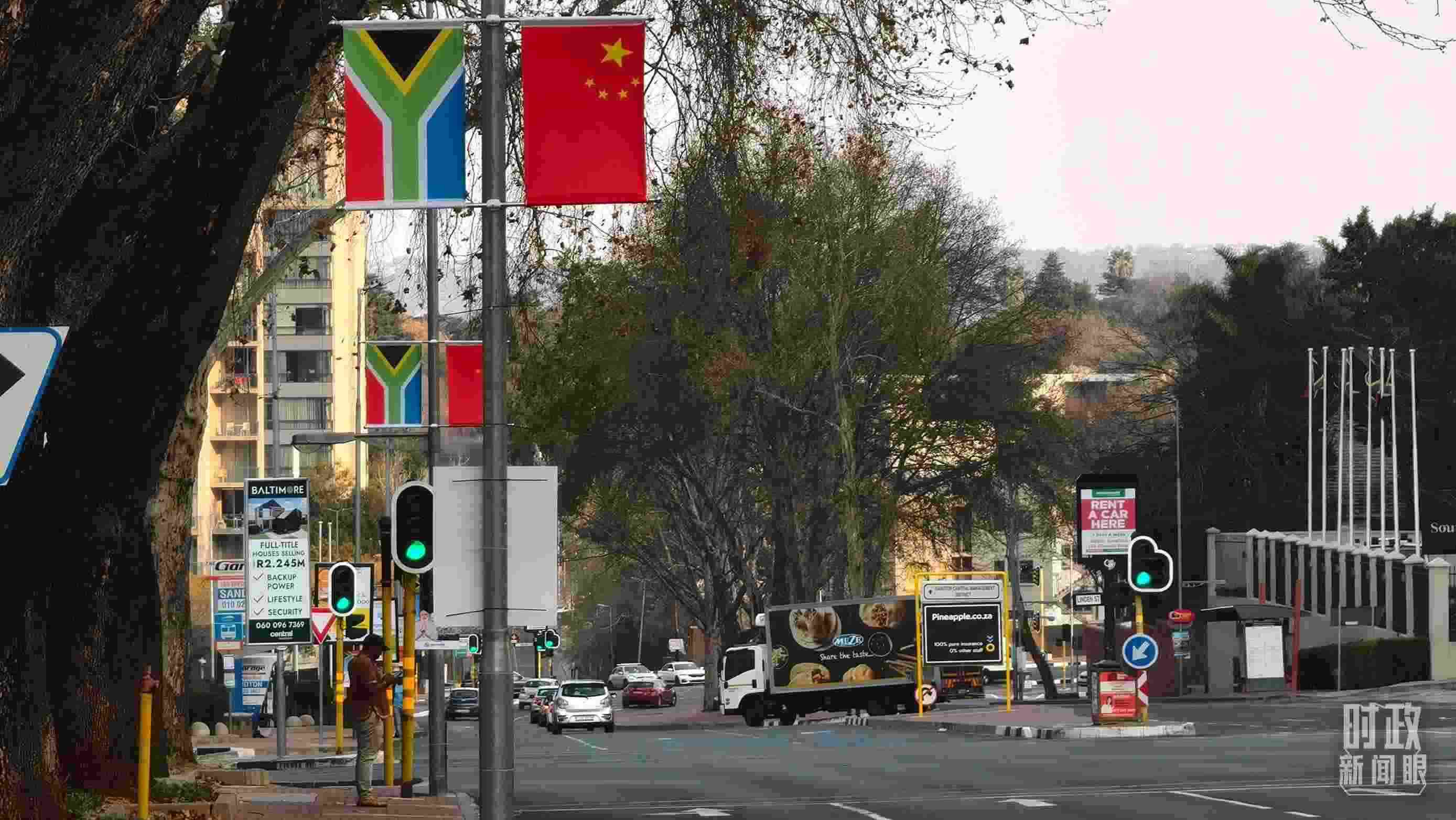 △約翰內(nèi)斯堡街道兩側懸掛的中國國旗。（總臺央視記者韓銳拍攝）