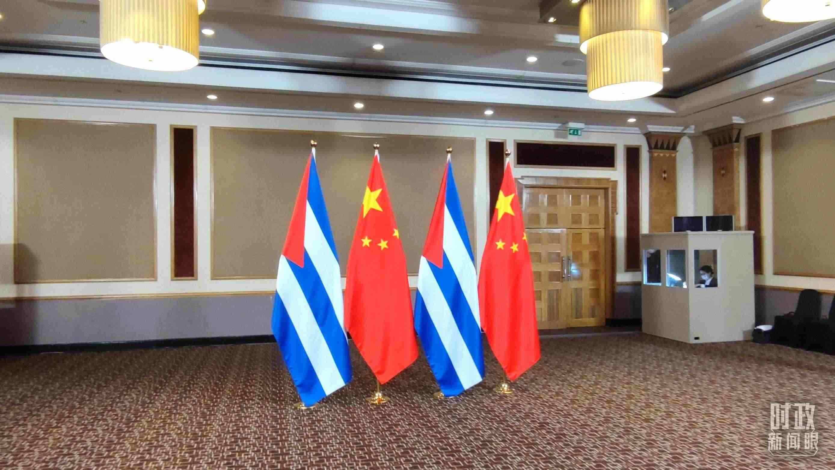 △會見現(xiàn)場的中古兩國國旗。（總臺央視記者耿小龍拍攝）