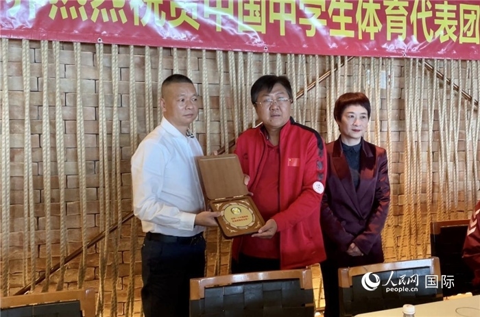 巴西中國和平統(tǒng)一促進會會長王俊曉向中國中學生體育代表團團長劉立新贈送紀念品。人民網記者 宋亦然攝