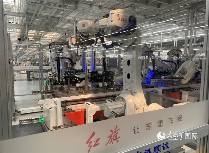 一汽—紅旗繁榮工廠內(nèi)的智能機(jī)器人。人民網(wǎng) 宋歌攝