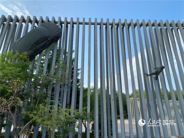 長(zhǎng)春國(guó)際汽車公園中的立體雕塑。人民網(wǎng) 宋歌攝