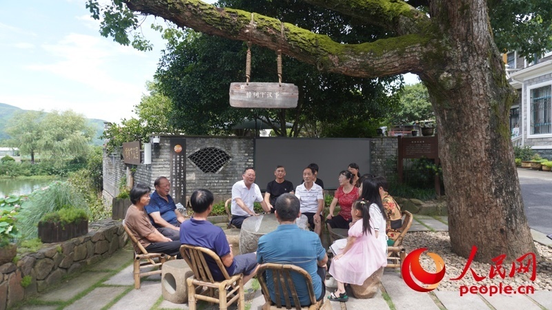 余杭區(qū)徑山鎮(zhèn)小古城村村民在“樟樹下議事”。人民網(wǎng)肖聰聰攝