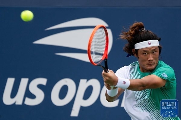 張之臻在比賽中回球。新華社記者 劉杰 攝