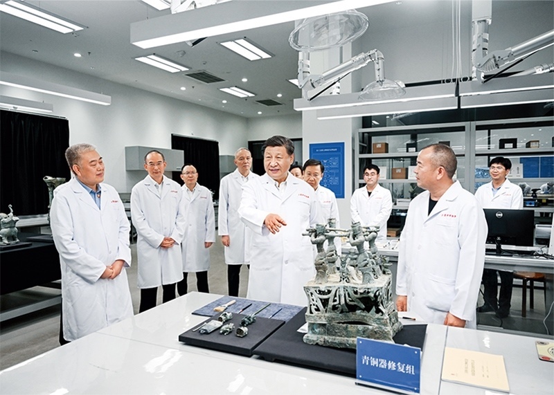 2023年7月25日至27日，中共中央總書(shū)記、國(guó)家主席、中央軍委主席習(xí)近平在四川考察。這是26日下午，習(xí)近平在位于德陽(yáng)市廣漢市的三星堆博物館文物保護(hù)與修復(fù)館，同現(xiàn)場(chǎng)工作人員親切交流。 新華社記者 謝環(huán)馳/攝