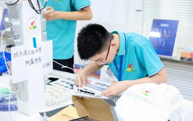 △今年7月，“逐夢(mèng)蒼穹”科技主題教育活動(dòng)在北京市八一學(xué)校舉辦。來(lái)自全國(guó)各地的百余名師生，在動(dòng)手實(shí)踐中學(xué)習(xí)航天知識(shí)、提高創(chuàng)新能力。