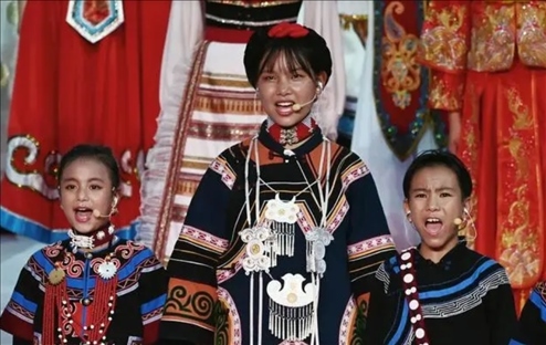 △今年7月，在成都大運(yùn)會(huì)開(kāi)幕式上，從大山深處走來(lái)的孩子們，自信地站在舞臺(tái)中央，以歌聲表達(dá)對(duì)未來(lái)的憧憬。