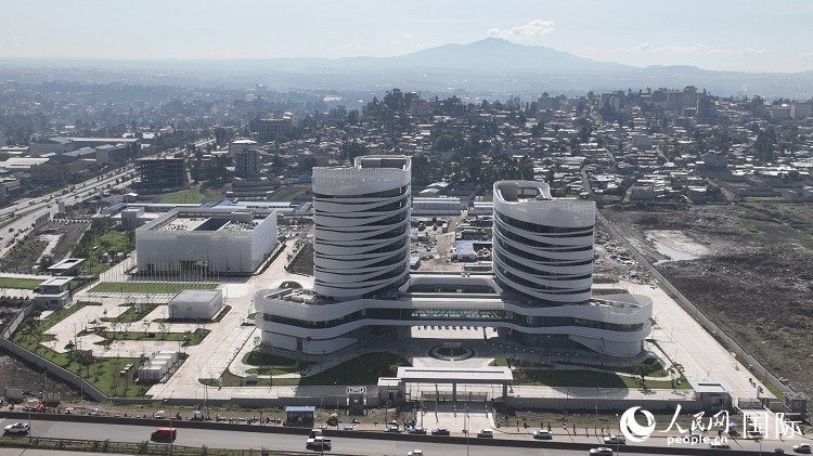 非洲疾病預(yù)防控制中心總部（一期）航拍。人民網(wǎng)記者 劉寧攝