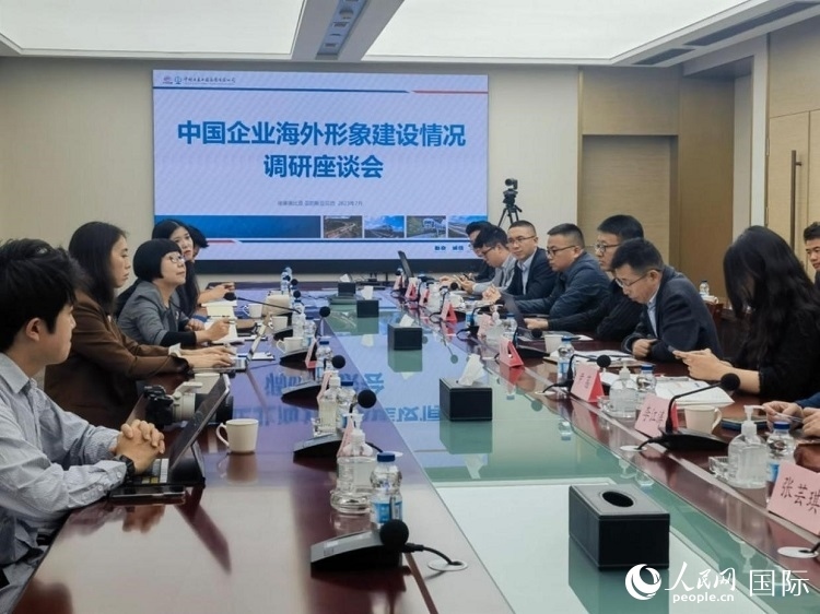 埃塞俄比亞中國商會(huì)企業(yè)代表與人民網(wǎng)記者座談。人民網(wǎng)記者 劉寧攝