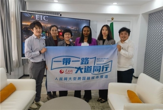 埃塞俄比亞投資委主任萊利斯（右三）、萬巧云（左二）與人民網(wǎng)記者合影。