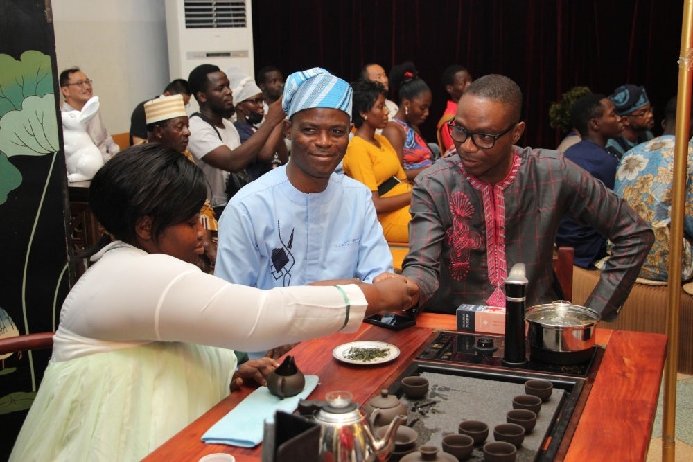 人們?cè)谪悓幙仆信悓幹袊?guó)文化中心“茶和天下·雅集——青島有禮”文化交流活動(dòng)上品茶。