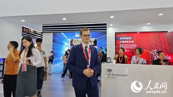 9月2日，英國(guó)館館長(zhǎng)、英國(guó)商業(yè)貿(mào)易部市場(chǎng)推廣主管康鵬接受人民網(wǎng)記者采訪(fǎng)。人民網(wǎng)記者 趙雯博攝