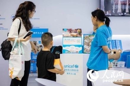 9月2日，觀眾駐足聯(lián)合國(guó)兒童基金會(huì)展館。圖片由聯(lián)合國(guó)兒童基金會(huì)提供