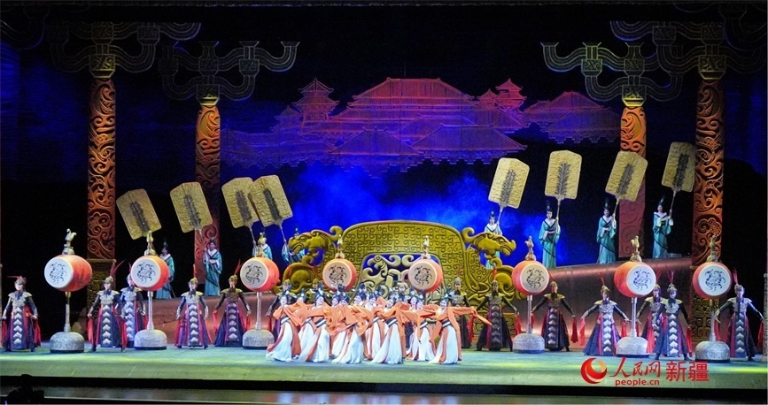 第六屆中國新疆國際民族舞蹈節(jié)開幕式上演出的歷史題材舞劇《張騫》。 人民網(wǎng) 李欣洋攝
