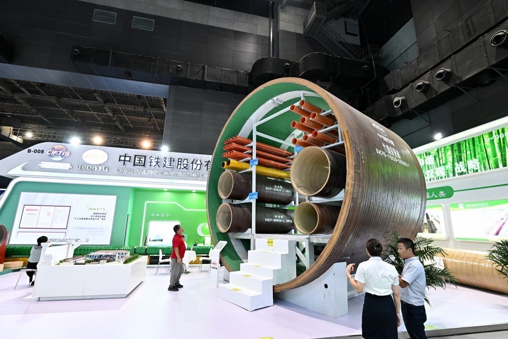 9月2日，在國家體育館舉行的服貿(mào)會(huì)環(huán)境服務(wù)專題展上，客商在中國鐵建展位竹纏繞管廊旁了解信息。新華社記者 李鑫 攝
