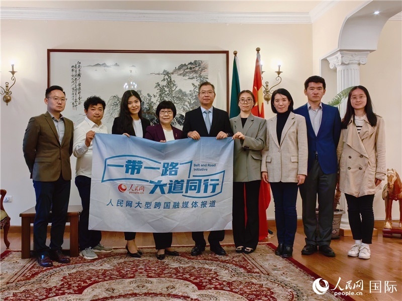 胡長春大使、駐非盟使團工作人員與人民網(wǎng)記者合影。