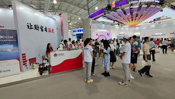 在銀行展臺，“溫度”成為了高頻詞匯。人民網(wǎng)記者 李彤?dāng)z