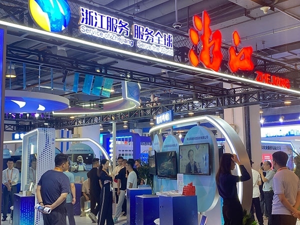 在浙江省交易團展區(qū)，數(shù)字支付技術(shù)吸引了觀展群眾的目光。人民網(wǎng)記者 李彤?dāng)z