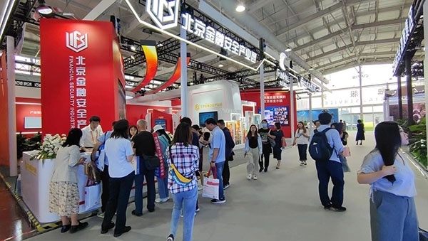 金融安全、投資者教育是金融服務(wù)展區(qū)知識科普的重要展示環(huán)節(jié)。人民網(wǎng)記者 李彤?dāng)z