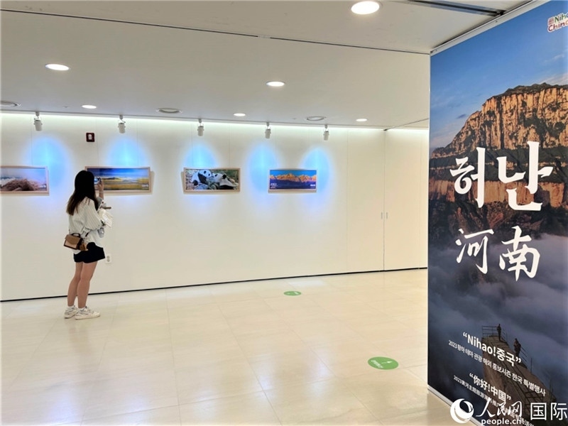 2.民眾參觀“看九曲黃河 聽華夏故事”主題展。人民網(wǎng)記者 馬菲攝