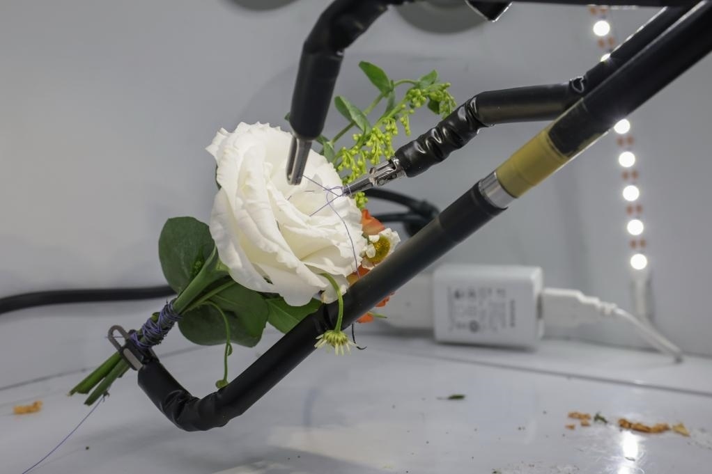 9月4日，在服貿會首鋼園區(qū)北京友誼醫(yī)院展臺，圖邁單臂腔鏡手術機器人用手術線打結。新華社記者 張玉薇 攝