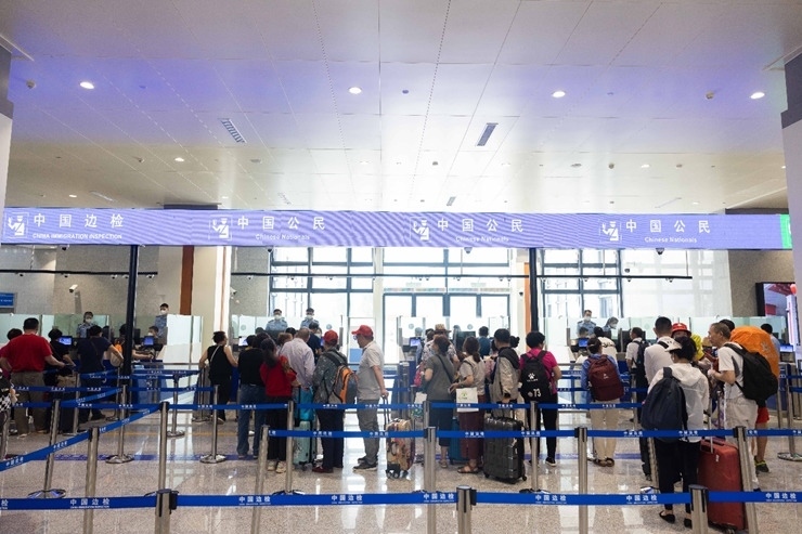 乘坐中老鐵路國(guó)際旅客列車的旅客在磨憨邊檢大廳排隊(duì)候檢。黃遠(yuǎn)飛 攝